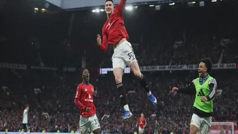 C罗狂喜庆祝：双响助球队完胜夺冠